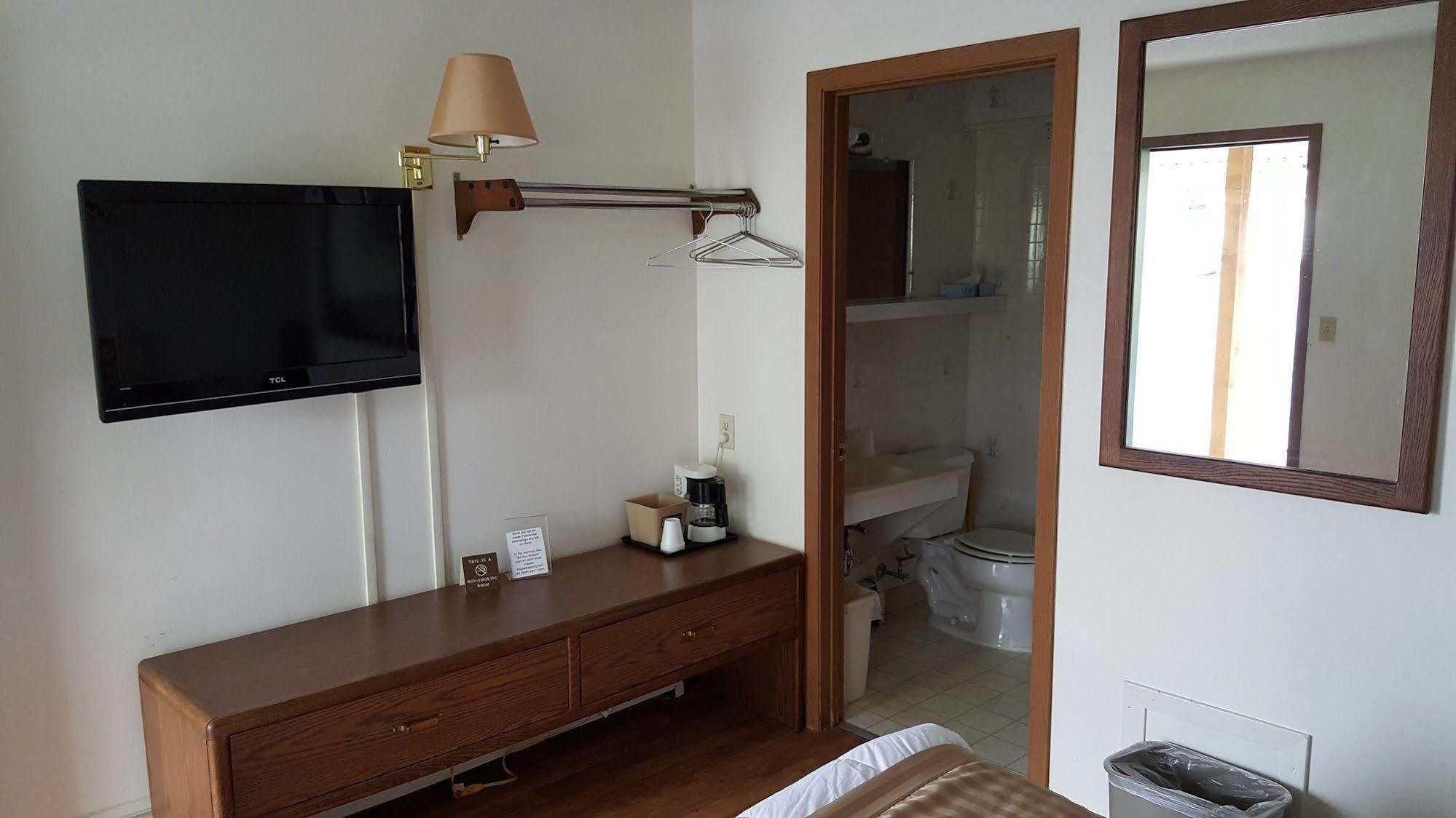 Budget Host Inn 底特律湖 外观 照片